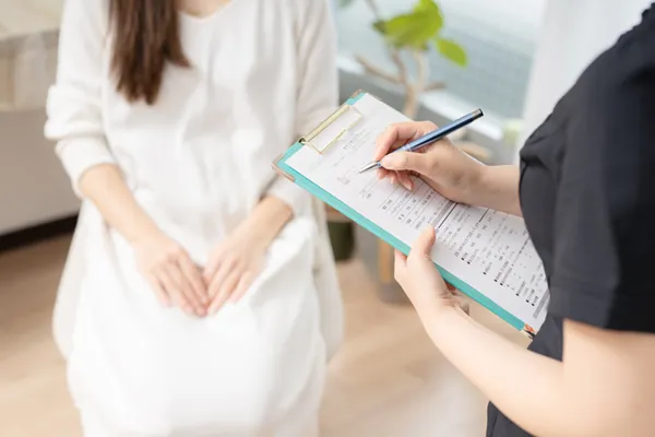 問診を受ける女性